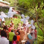 Cantando parabéns em iorubá no arco da escola (Ofá de Odé)