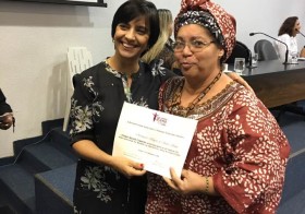 Diretora da Escola recebe Comenda Maria da Penha em Goiânia